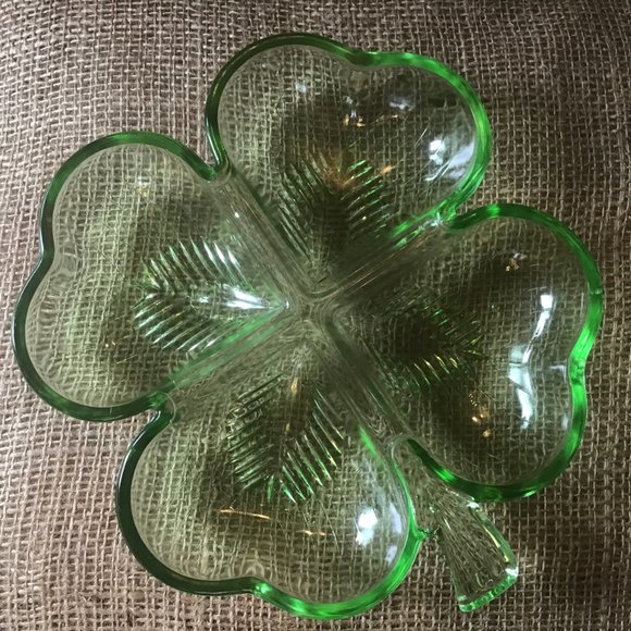 Rare Vintage Large Shamrock / Four Leaf Clover Green Glass Dish - Picture 3 of 6